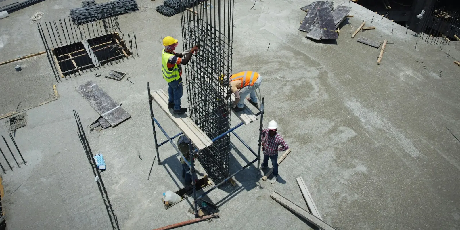 Cuadrilla de GAE Servicios Generales trabajando en una losa de concreto armado